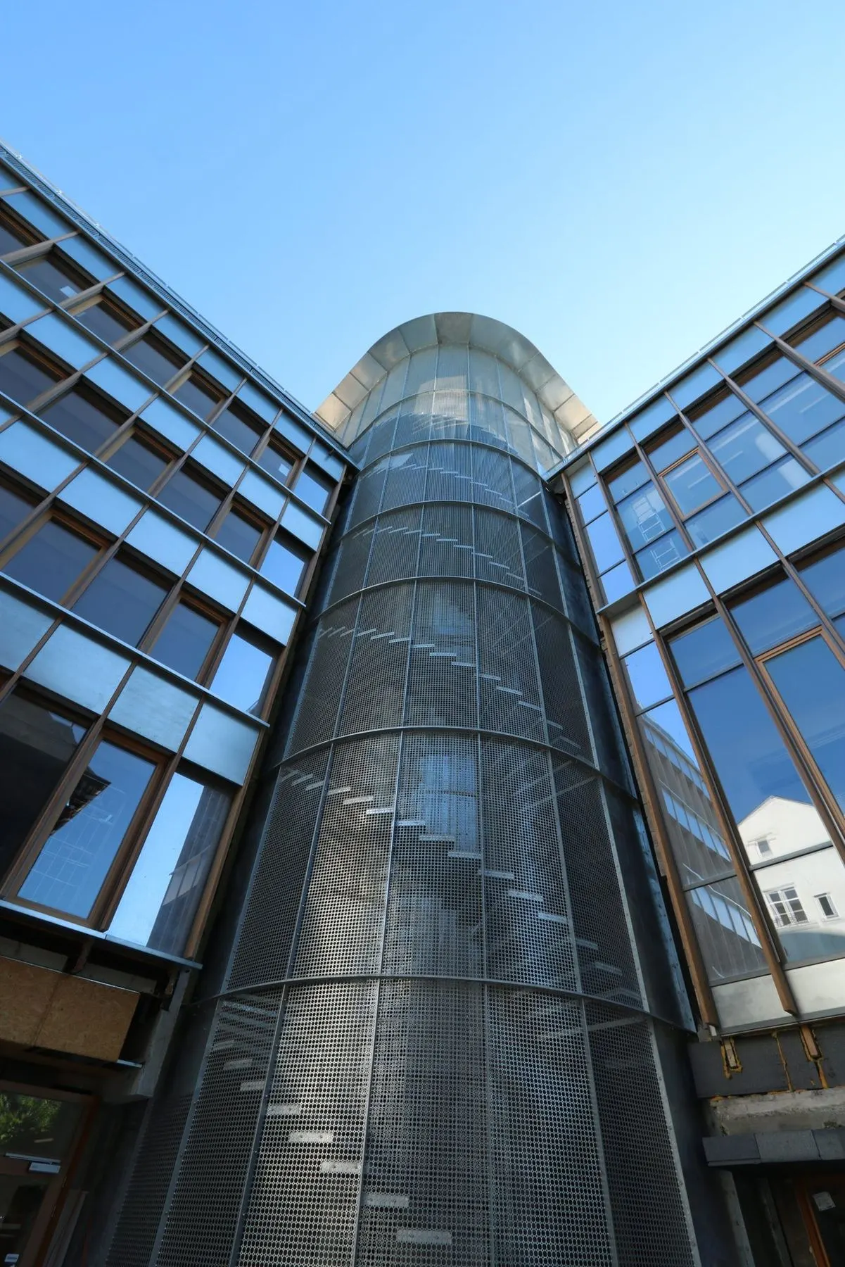 17027 Maison de la Province Namur – Escalier de secours et escalier suspendu (8)